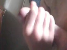 Bonito masturbándose con enorme corrida