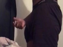 Adolescente cachondo también conocido como guapodevan acaricia su polla gruesa
