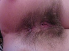 Guiñando un ojo a mi apretado culo peludo y mojado en primer plano