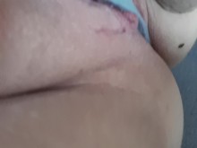 Jugando con el coño mientras mi compañero de cuarto está en casa