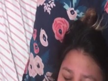 Marido soplando un facial grueso y gordo a una linda esposa