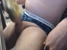 Chico en bragas con jugosa corrida de un juguete viendo VR