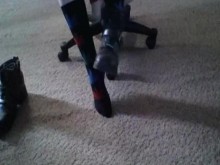 Becky poniéndose calcetines y botas Harley