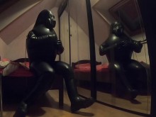 Inflado y desinflado con un traje de goma pesado Cyborg de MD-Latex