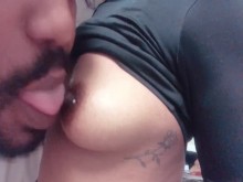 Mírame lamer sus tetas. La pequeña reina de ébano me encanta recibir besos de tetas sexy en mi lengua. Tus tetas.