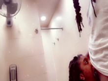 Papá se cuela en mi baño y me folla la garganta en la parada de camiones jajaja, su puta.