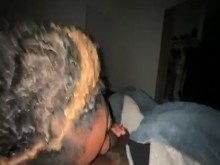 Chica toma su lengua y una gran polla negra limpia después de que él se corre en toda su cara