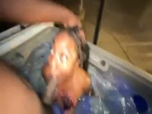 Chica de pelo rizado se lo mete por el culo para alquilarlo en un rico jacuzzi negro