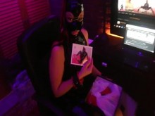 Mj recibe un regalo de un suscriptor.