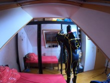 Cómo ponerse el traje de inflación Cyborg con máscara de damasco sobre la cabeza