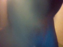 ella lo persigue con gemidos porno y se corre ante la camara