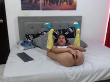Chica cachonda se masturba y enseña el culo