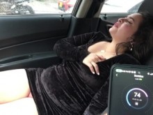 Me masturbo en el auto de mi amiga cachonda y le cede el control de mi vibrador.