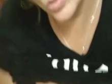 Grandes tetas desnudas en un baño público. Me encanta hacer espectáculo público.