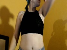 Flexionando y mostrando bíceps para pervertidos musculosos