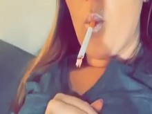 Fumar Fetiche Sexy Modelo De Cámara Frotando Las Tetas