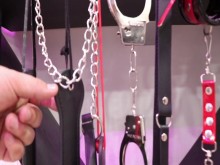 Visita a sex shop para comprar penes
