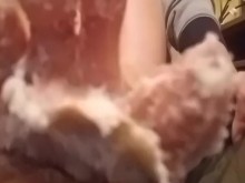 Estudiante universitario pisa pastel y golpea comida con los pies