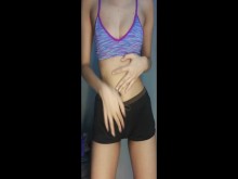 Chica tailandesa se prueba un sujetador deportivo sexy