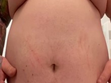 Jugando con mi barriga y ombligo congestionados.