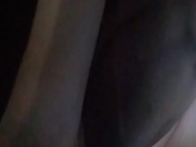 Conduciendo jugando con mi coño hasta que haga que mi pequeño coño se corra