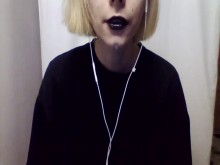 chica gótica babeando