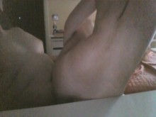 Pareja italiana folla en una silla de oficina