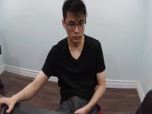lindo chico asiático atrapado en la webcam