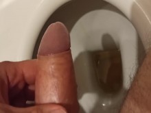 Oino en el baño y muestro mi idiota... Oino en la palma de mi mano y hago retroceder la cabeza de mi pene...