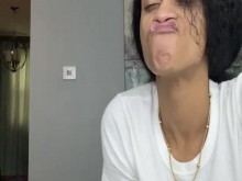 A Alicia le encanta oler las bebidas en el labio superior.