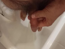 Me oriné en las piernas. Me gustaría orinar en tus hermosas piernas.