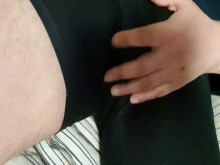 MI MEJOR AMIGO PAPÁ. CAPTADO TOCANDO SU GRAN POLLA EN BOXERS NEGROS BRILLANTES DE CALVIN KLEIN QUE ME GUSTA
