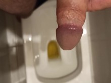 Orinando en el baño. Oino y masajeo la cabeza de mi pene. Lame mis dedos...
