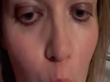 Chica lamiendo y chupando una piruleta (fetiche de piruletas)