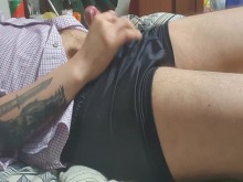 TIPO DE RELOJ ROJO POLLA GRANDE DENTRO DE BOXERS NEGROS BRILLANTES SUGAR DADDY SE ESTÁ PAJANDO