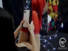 Mi chica sexy le regalé un iPhone 12 Pro Max para Navidad - Pezones duros
