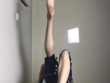 chico muestra sus piernas después del gimnasio - ARTEM SUCHKOV