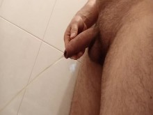 Por la mañana orino y me masturbo en el baño, esperando tu coño.