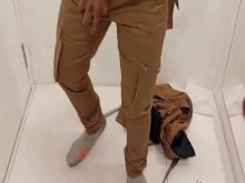 Orinando en un lugar público y mostrando una pequeña polla en el centro comercial