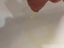 Orinar en secreto en el lavabo con orina amarilla.