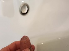 Oino en el fregadero y sueño con una chica que quiere orinar en su boca.