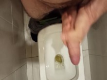 Orino en el baño, levanto mi pene mediante la masturbación, lo preparo para entrar en tu anal.