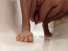 Orino en el baño y trato de masturbarme una polla.