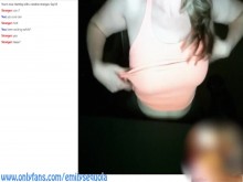 MILF sexy y cachonda juega con las tetas en la webcam para ayudar a que su gran polla se corra
