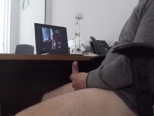 Empleada se masturba mientras el jefe sale de la oficina por un rato