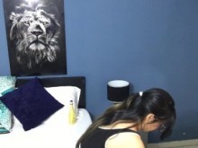 Chica caliente hace video masturbándose y mostrando sus tetas