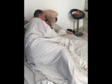 Me masturbo frente a mi padrastro cachondo incitándolo a tener sexo.