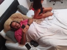 Me masturbo el coño delante de mi padrastro