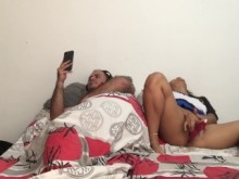Me masturbo delante de mi marido, incitándolo a tener sexo.