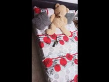 Morena sexy se frota el coño hasta que gotean las sábanas.